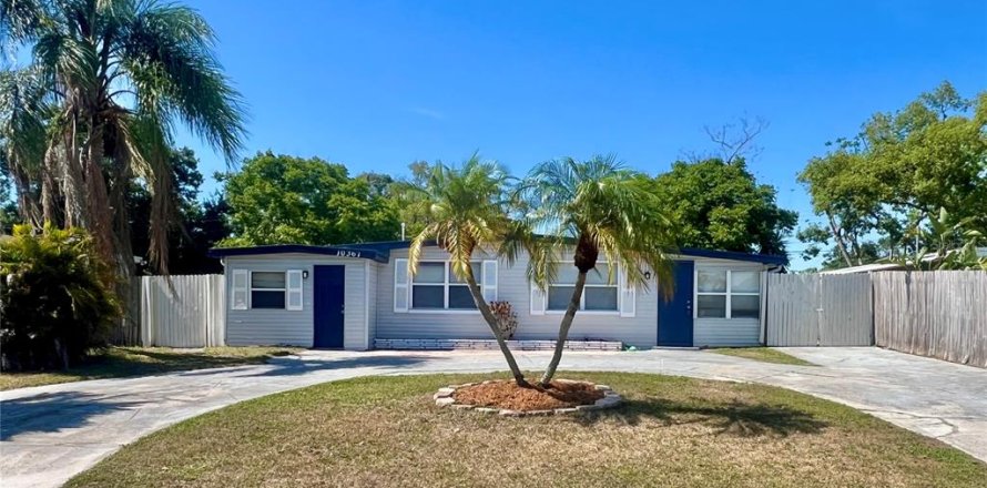 House in Largo, Florida 3 bedrooms, 104.89 sq.m. № 1749346