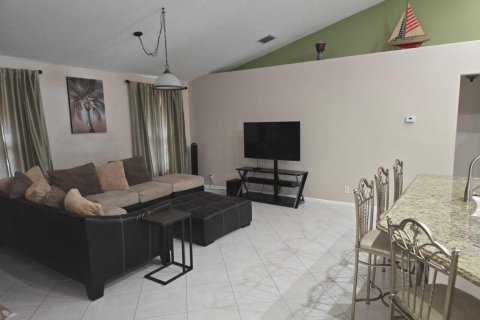 Villa ou maison à vendre à Port St. Lucie, Floride: 4 chambres, 191.01 m2 № 2147186 - photo 13