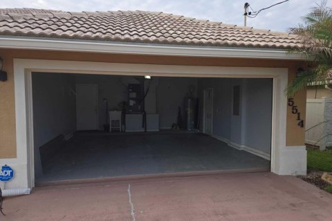 Villa ou maison à vendre à Port St. Lucie, Floride: 4 chambres, 191.01 m2 № 2147186 - photo 3