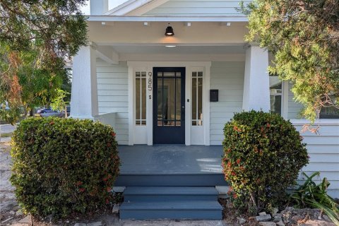 House in Saint Petersburg, Florida 3 bedrooms, 98.57 sq.m. № 2114162