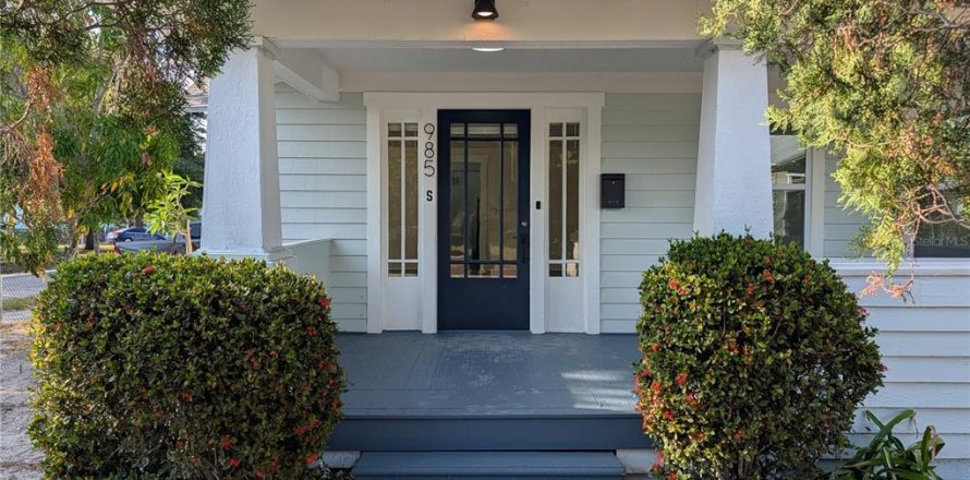 House in Saint Petersburg, Florida 3 bedrooms, 98.57 sq.m. № 2114162