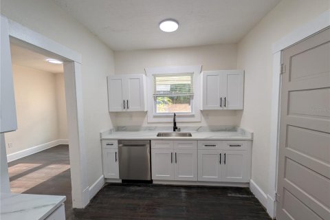 House in Saint Petersburg, Florida 3 bedrooms, 98.57 sq.m. № 2114162 - photo 13
