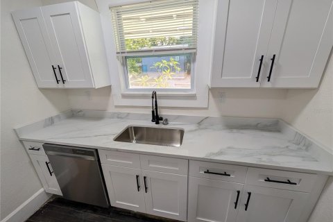 House in Saint Petersburg, Florida 3 bedrooms, 98.57 sq.m. № 2114162 - photo 12