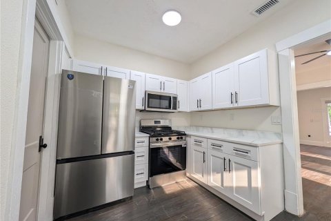 House in Saint Petersburg, Florida 3 bedrooms, 98.57 sq.m. № 2114162 - photo 11