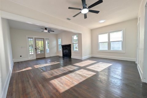 House in Saint Petersburg, Florida 3 bedrooms, 98.57 sq.m. № 2114162 - photo 8