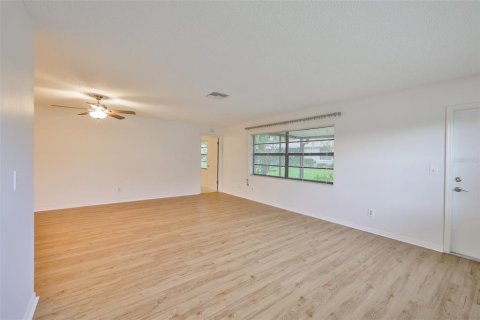 Condo in Sun City Center, Florida, 2 bedrooms  № 2103512 - photo 13