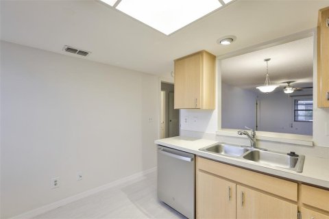 Condo in Sun City Center, Florida, 2 bedrooms  № 2103512 - photo 10