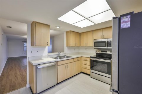 Condo in Sun City Center, Florida, 2 bedrooms  № 2103512 - photo 8