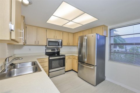 Condo in Sun City Center, Florida, 2 bedrooms  № 2103512 - photo 7