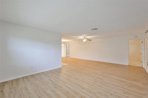 Condo in Sun City Center, Florida, 2 bedrooms  № 2103512 - photo 18