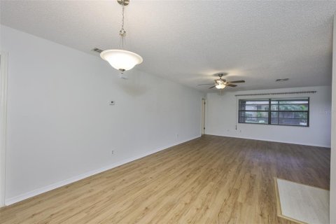 Condo in Sun City Center, Florida, 2 bedrooms  № 2103512 - photo 12