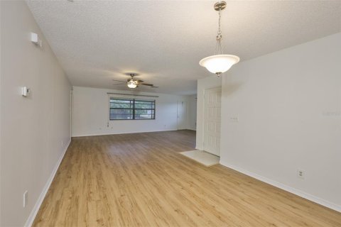 Condo in Sun City Center, Florida, 2 bedrooms  № 2103512 - photo 14