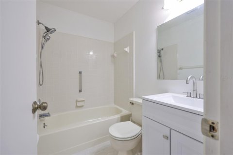 Condo in Sun City Center, Florida, 2 bedrooms  № 2103512 - photo 27