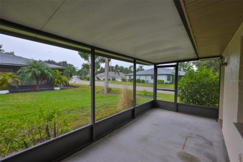 Condo in Sun City Center, Florida, 2 bedrooms  № 2103512 - photo 30