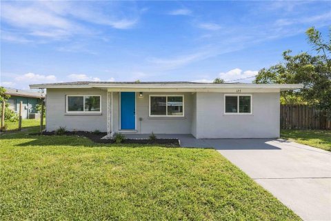 House in Englewood, Florida 4 bedrooms, 120.49 sq.m. № 2391382