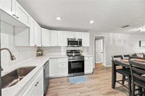 House in Englewood, Florida 4 bedrooms, 120.49 sq.m. № 2391382 - photo 13