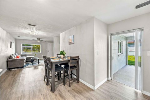 House in Englewood, Florida 4 bedrooms, 120.49 sq.m. № 2391382 - photo 8