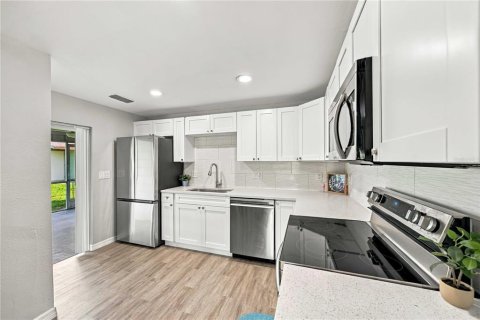 House in Englewood, Florida 4 bedrooms, 120.49 sq.m. № 2391382 - photo 14