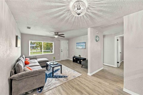 House in Englewood, Florida 4 bedrooms, 120.49 sq.m. № 2391382 - photo 4