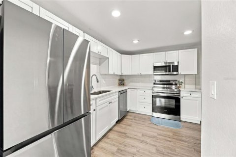 House in Englewood, Florida 4 bedrooms, 120.49 sq.m. № 2391382 - photo 12