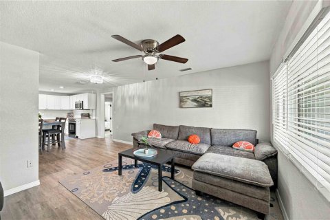 House in Englewood, Florida 4 bedrooms, 120.49 sq.m. № 2391382 - photo 6