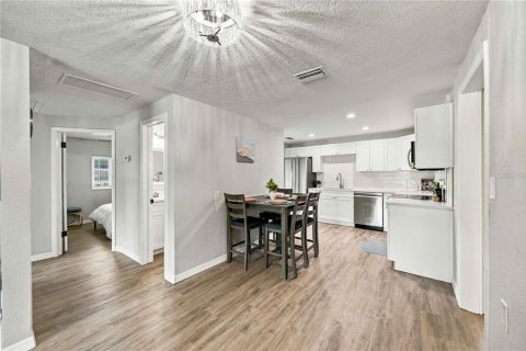 House in Englewood, Florida 4 bedrooms, 120.49 sq.m. № 2391382 - photo 10