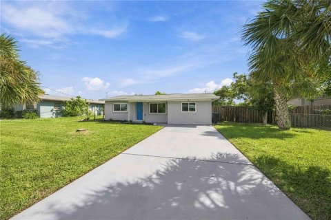 House in Englewood, Florida 4 bedrooms, 120.49 sq.m. № 2391382 - photo 2