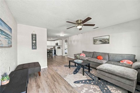 House in Englewood, Florida 4 bedrooms, 120.49 sq.m. № 2391382 - photo 7