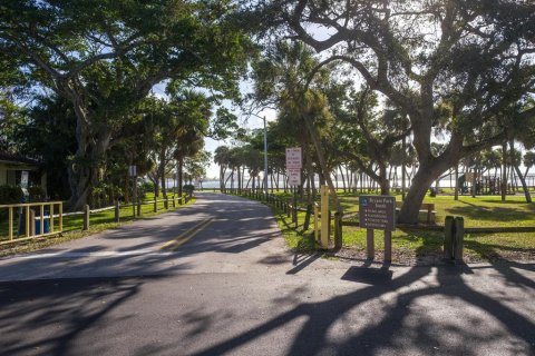 Propiedad comercial en alquiler en Lake Worth, Florida, 1 dormitorio, 59.46 m2 № 695020 - foto 1