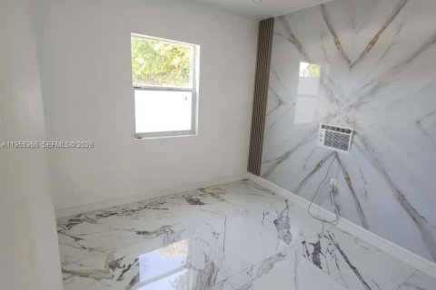 Propiedad comercial en venta en Miami, Florida, 116.13 m2 № 2009672 - foto 2