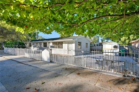 House in Miami, Florida 3 bedrooms, 111.11 sq.m. № 2041029