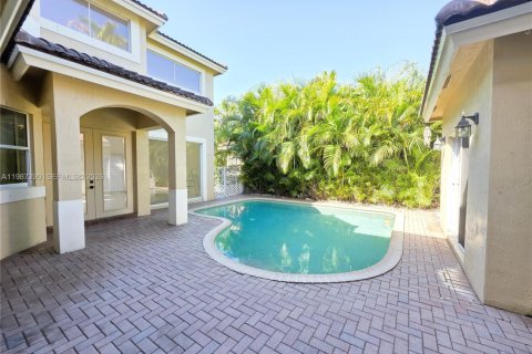 House in Weston, Florida 4 bedrooms, 301 sq.m. № 2047731 - photo 9