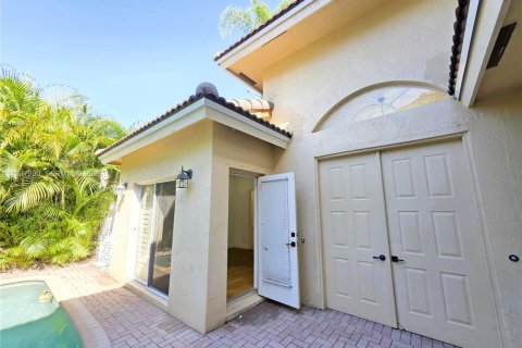 House in Weston, Florida 4 bedrooms, 301 sq.m. № 2047731 - photo 11