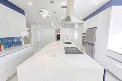 House in Weston, Florida 4 bedrooms, 301 sq.m. № 2047731 - photo 22