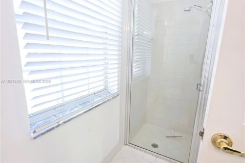 House in Weston, Florida 4 bedrooms, 301 sq.m. № 2047731 - photo 15