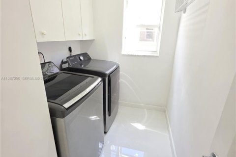 House in Weston, Florida 4 bedrooms, 301 sq.m. № 2047731 - photo 19