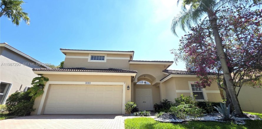 House in Weston, Florida 4 bedrooms, 301 sq.m. № 2047731