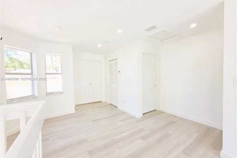 House in Weston, Florida 4 bedrooms, 301 sq.m. № 2047731 - photo 25