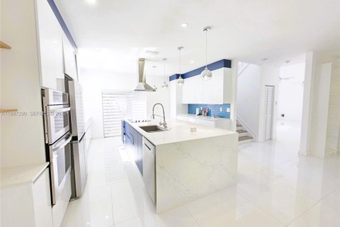 House in Weston, Florida 4 bedrooms, 301 sq.m. № 2047731 - photo 21