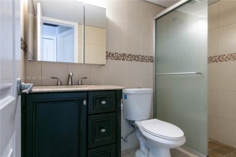 Купить кондоминиум в Халландейл-Бич, Флорида 1 спальня, 69.68м2, № 2263975 - фото 2