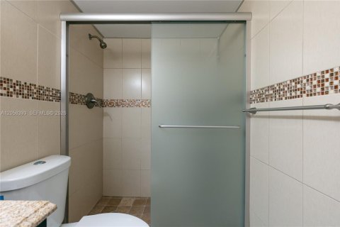 Купить кондоминиум в Халландейл-Бич, Флорида 1 спальня, 69.68м2, № 2263975 - фото 11