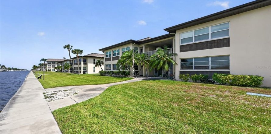 Condominio en New Port Richey, Florida, 1 dormitorio  № 2147580