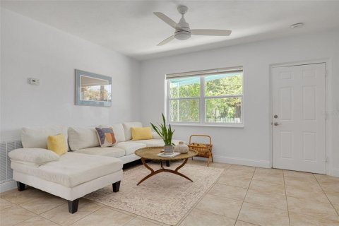 House in Gulfport, Florida 4 bedrooms, 100.52 sq.m. № 1821208 - photo 7