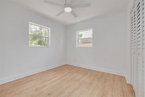 House in Gulfport, Florida 4 bedrooms, 100.52 sq.m. № 1821208 - photo 19