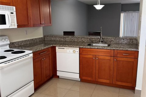 Townhouse in Deerfield Beach, Florida 2 bedrooms, 102.56 sq.m. № 1935963 - photo 6
