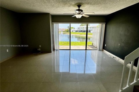 Townhouse in Deerfield Beach, Florida 2 bedrooms, 102.56 sq.m. № 1935963 - photo 13
