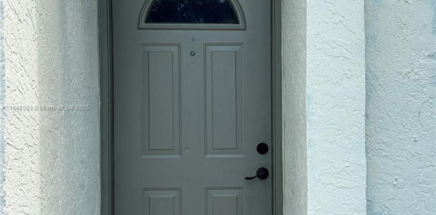 Townhouse in Deerfield Beach, Florida 2 bedrooms, 102.56 sq.m. № 1935963