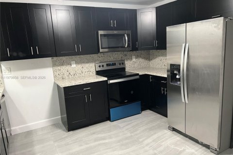 House in Coral Springs, Florida 4 bedrooms, 207.64 sq.m. № 2049322 - photo 6