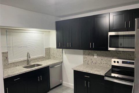 House in Coral Springs, Florida 4 bedrooms, 207.64 sq.m. № 2049322 - photo 5