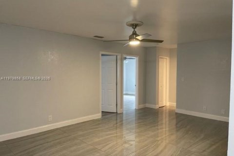 House in Coral Springs, Florida 4 bedrooms, 207.64 sq.m. № 2049322 - photo 3